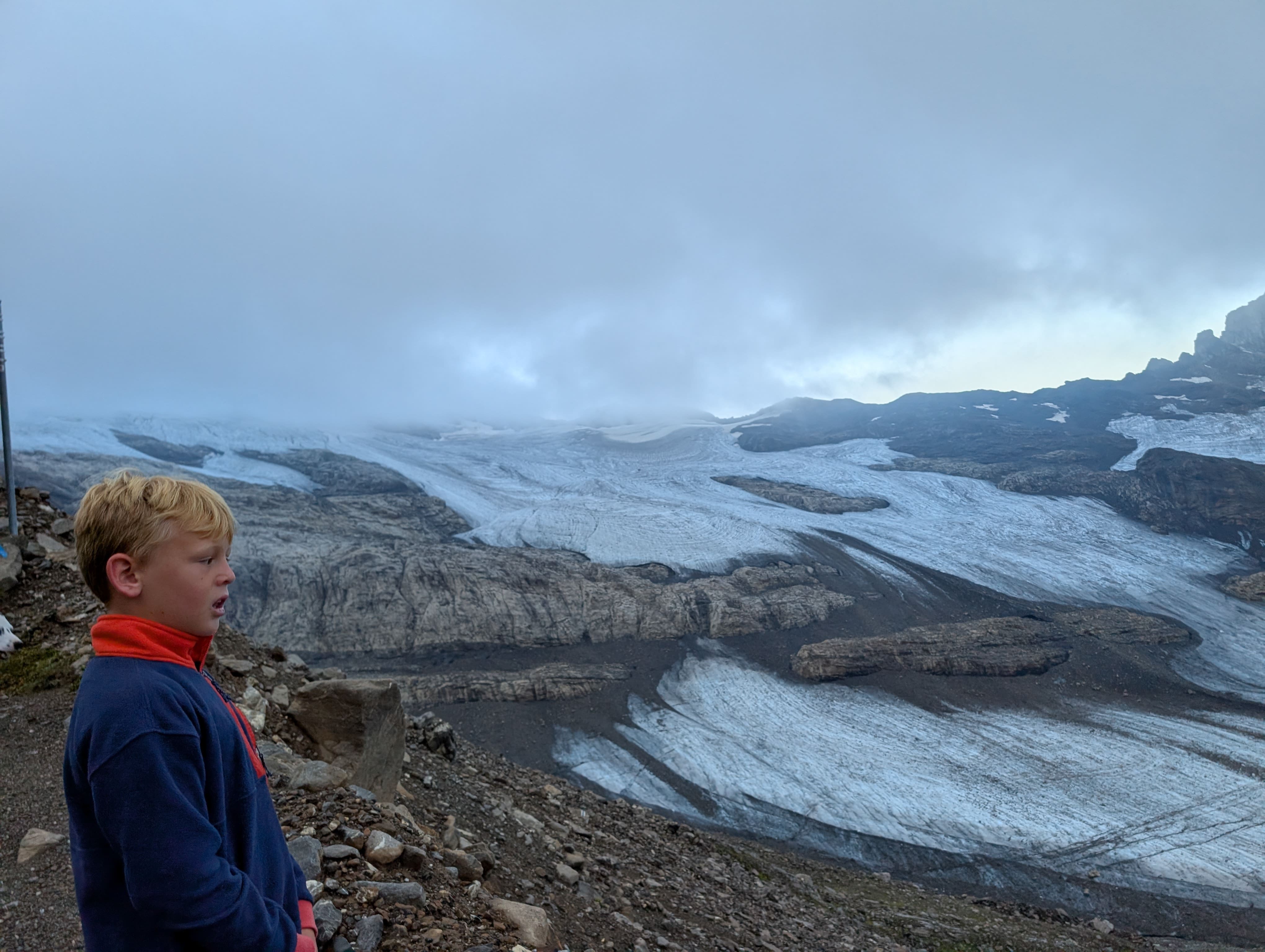 Gletscher unter bewölktem Himmel